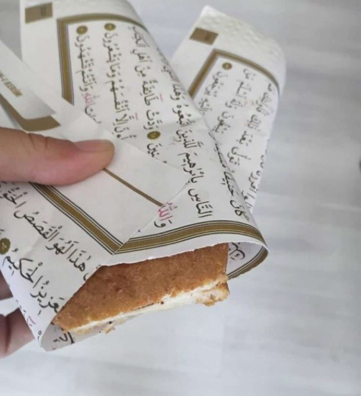 Okul Kantininde Kur’an-ı Kerim Sayfaları Tost Kağıdı Olarak Kullanıldı