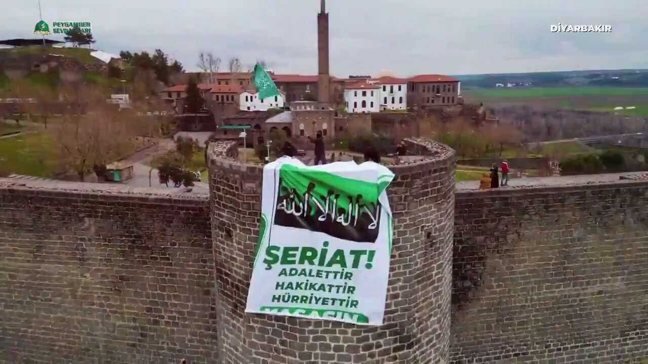 Diyarbakır’da “Yaşasın Şeriat” Pankartları