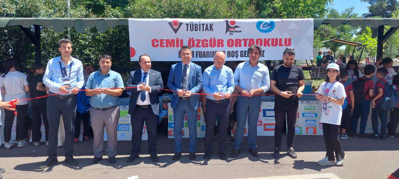 Dicle Üniversitesi Yerleşkesinde Cemil Özgür Ortaokulu’nda TÜBİTAK 4006 Bilim Fuarı Coşkusu