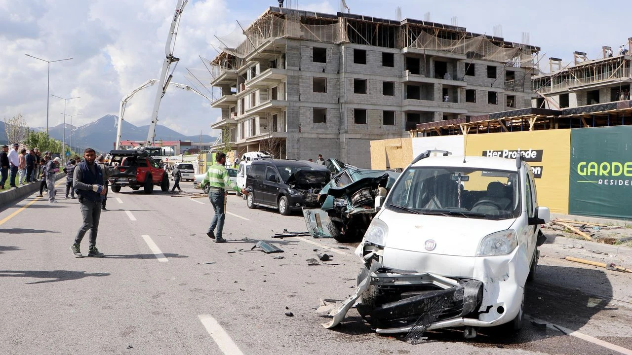 Erzurum’da Beton Mikseri Faciası: 8 Araç Hurdaya Döndü