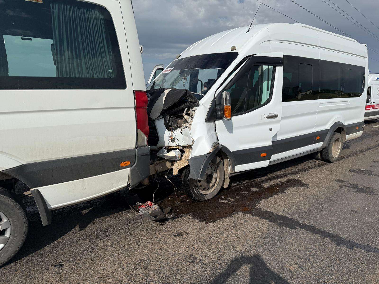 Şanlıurfa’da öğretmenleri taşıyan minibüsler çarpıştı: 28 kişi yaralı