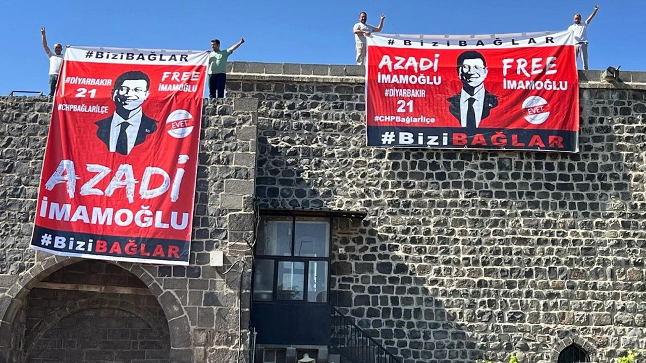 Diyarbakır’da ‘Azadî İmamoğlu’ posterleri asıldı