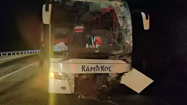 Yolcu otobüsü, otomobille çarpıştı: Ölü ve yaralılar var!