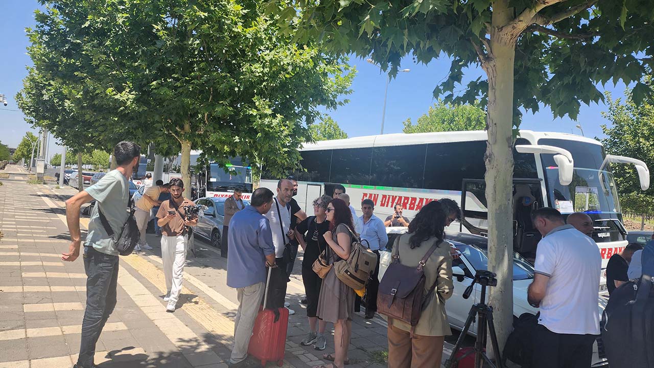PKK’nın silah bırakma töreni: Diyarbakır’dan 4 otobüs yola çıktı