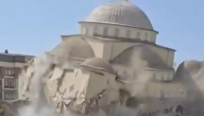Van’da Yarım asırlık Hz. Ömer Camii yıkıldı