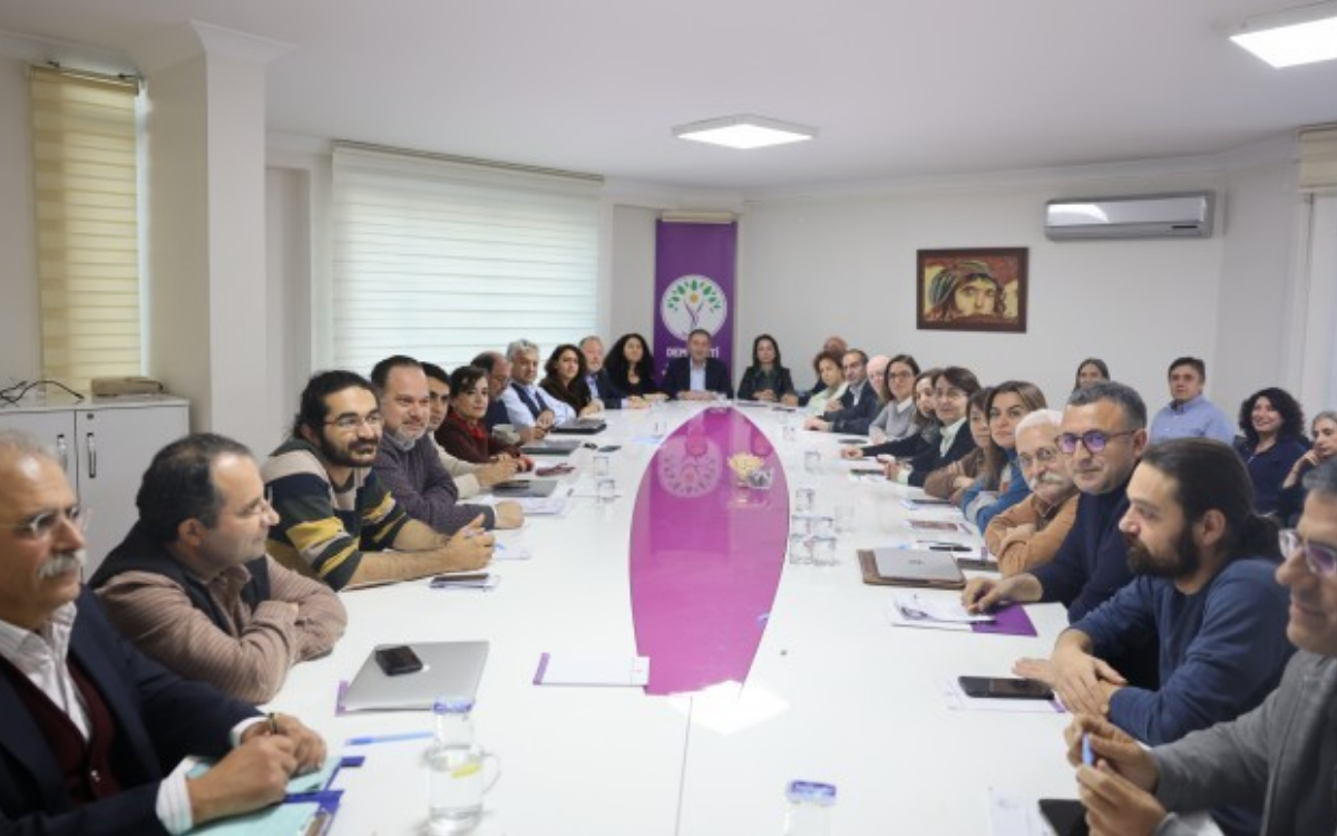 DEM Parti CHP’li belediyelere yapılan operasyonlara tepki gösterdi!