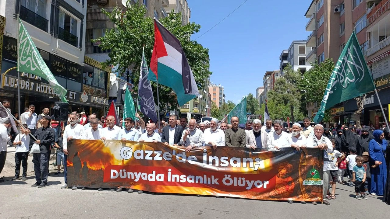 Peygamber Sevdalıları Vakfı Diyarbakır’da Leman Dergisi’ni Protesto Etti