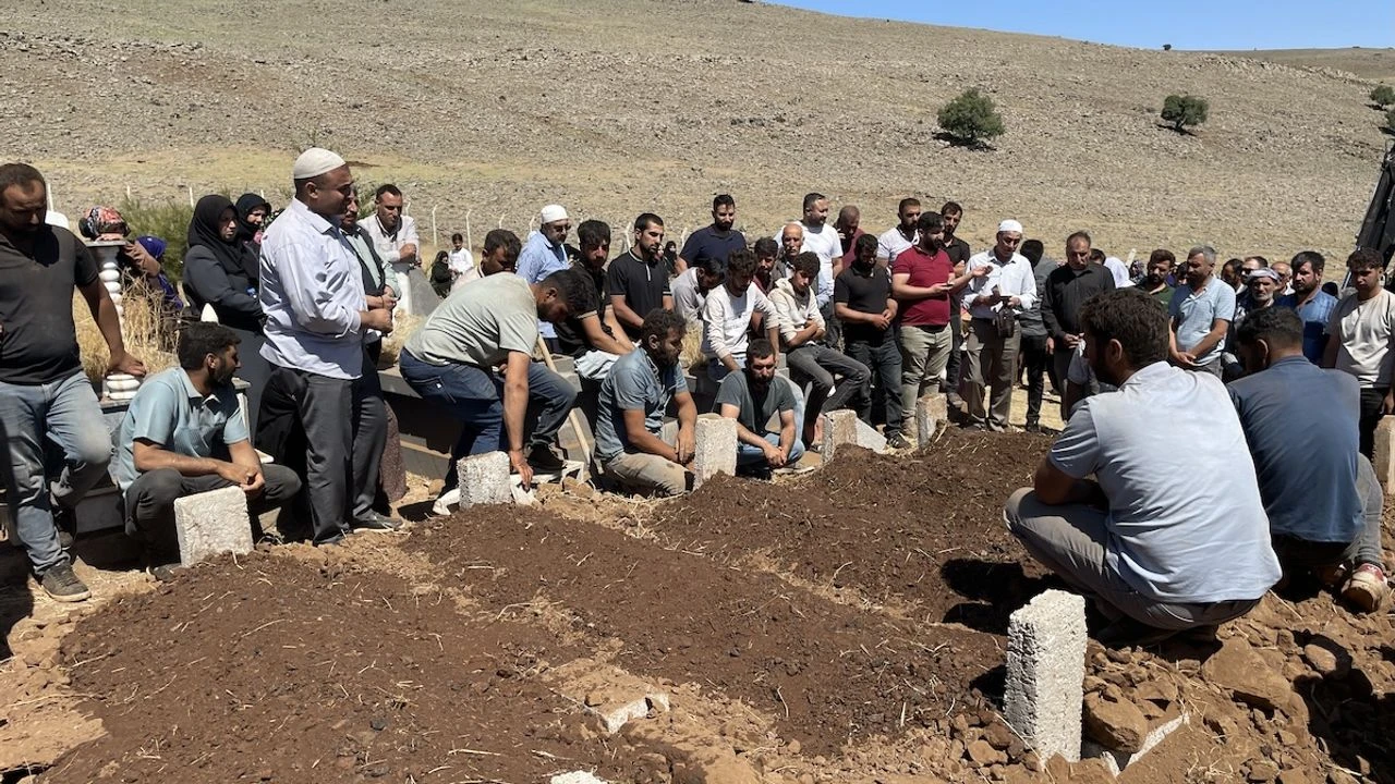 Mersin’deki Kazada Hayatını Kaybeden 5 Kişilik Diyarbakırlı Aile Çermik’te Defnedildi