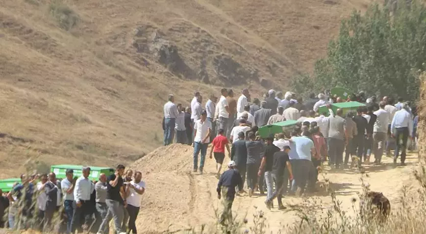 Yüksekova-Van Karayolunda Feci Kaza: Aynı Aileden 5 Kişi Hayatını Kaybetti