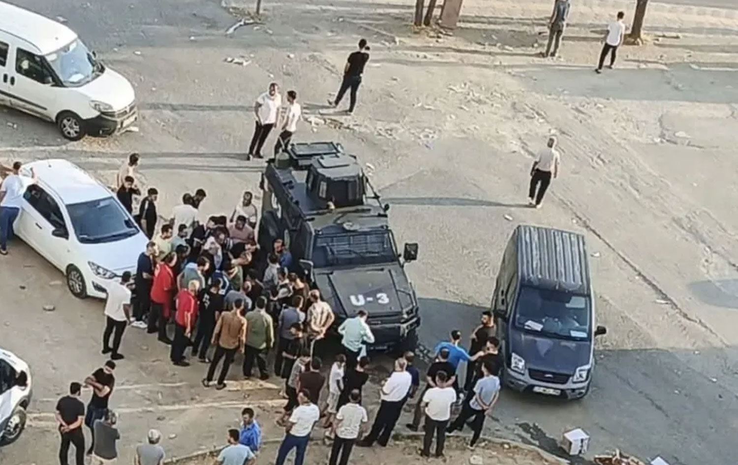 Silvan’da durakta bekleyen kişi silahlı saldırıda öldürüldü!