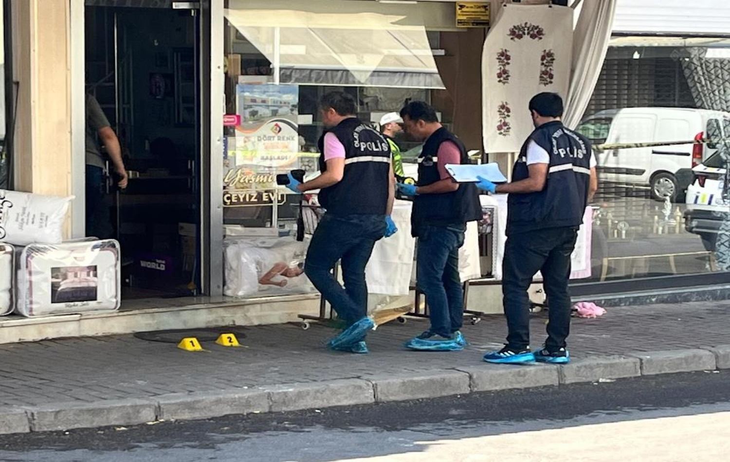 POLİS MEMURU, BOŞANMA AŞAMASINDAKİ EŞİNİ SOKAK ORTASINDA ÖLDÜRDÜ