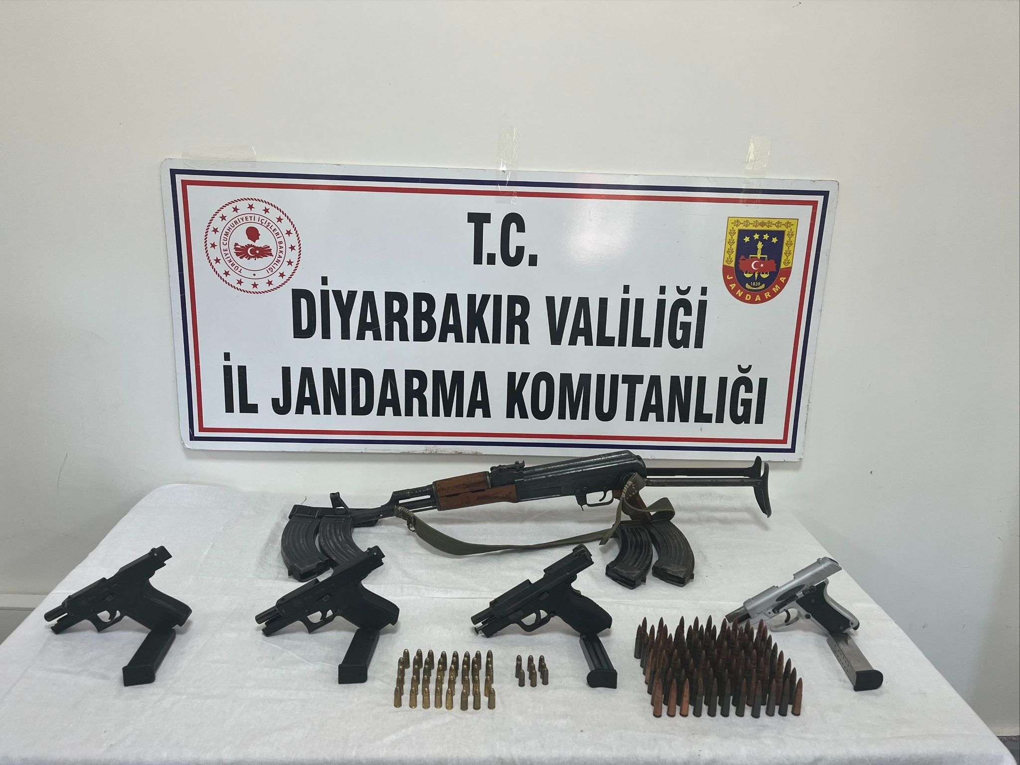 Diyarbakır’da Silah ve Mühimmat Operasyonu: Çok Sayıda Ruhsatsız Silah Ele Geçirildi