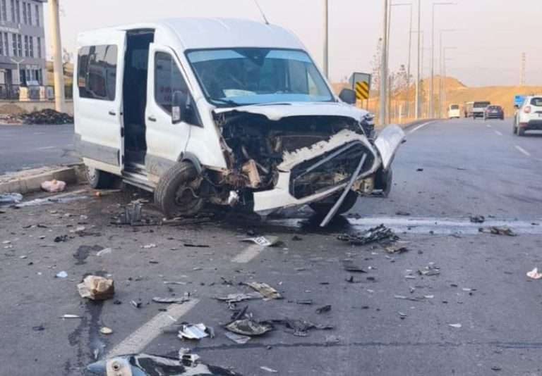 Şırnak’ta Servis Minibüsü ile Hafif Ticari Araç Çarpıştı: 13’ü Çocuk Toplam 19 Yaralı