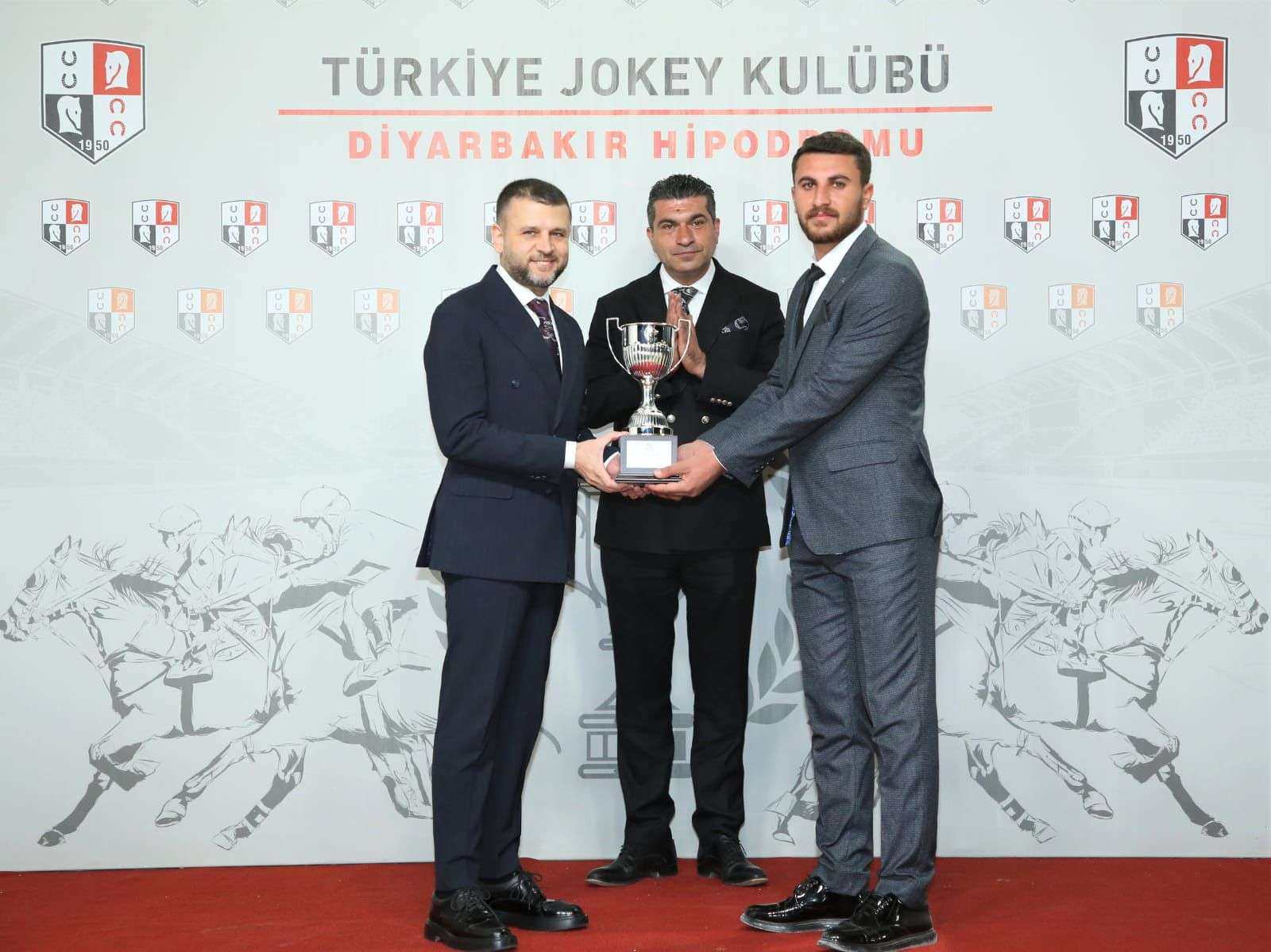 Eğil Belediye Başkanlığı Koşusu’nda Menabinoğlu Zirvede!