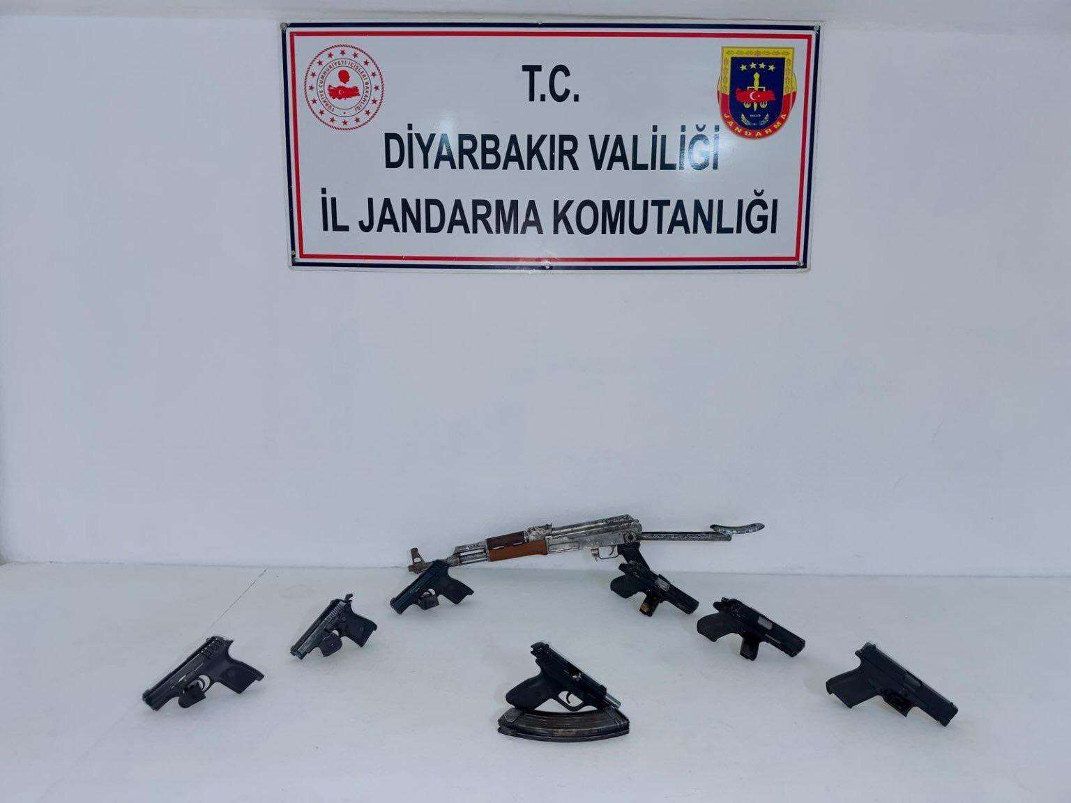 Diyarbakır JASAT’tan Çifte Operasyon: 1 AK-47, 11 Ruhsatsız Tabanca Ele Geçirildi