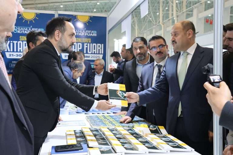 Şanlıurfa 8. Kitap Fuarı Kapılarını Açtı: Dr. Yunus Vuran “Karizmatik Liderlik” Kitabıyla Okurlarla Buluştu