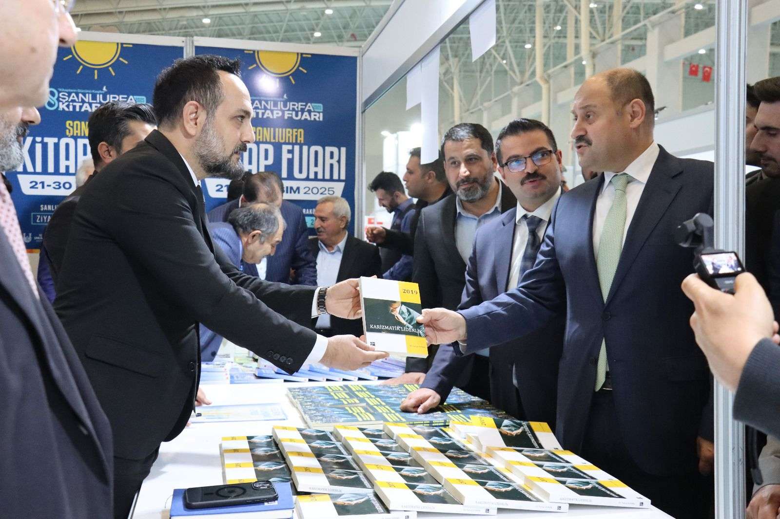 Şanlıurfa 8. Kitap Fuarı Kapılarını Açtı: Dr. Yunus Vuran “Karizmatik Liderlik” Kitabıyla Okurlarla Buluştu