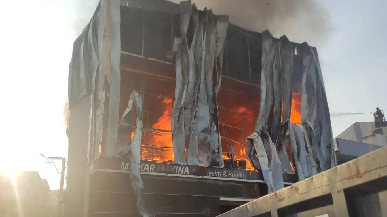 Kocaeli’de Parfüm Deposu Yangını: 6 Kişi Yaşamını Yitirdi