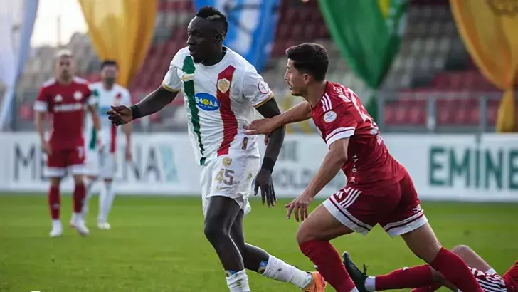Futbol Sahası mı, Tarihsel Semboller Sahnesi mi?