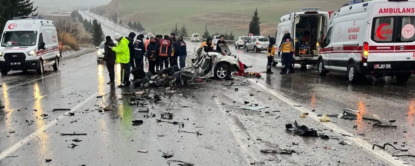 Adıyaman’da Otomobil ile Otobüs Çarpıştı, Aynı Aileden 3 Kişi Hayatını Kaybetti