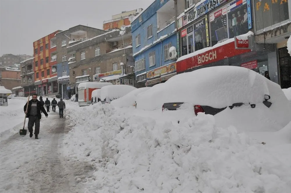 Diyarbakır’da Beyaz Esaret: 53 Yılın Rekoru Siyasette “Kürek” Polemiği Başlattı