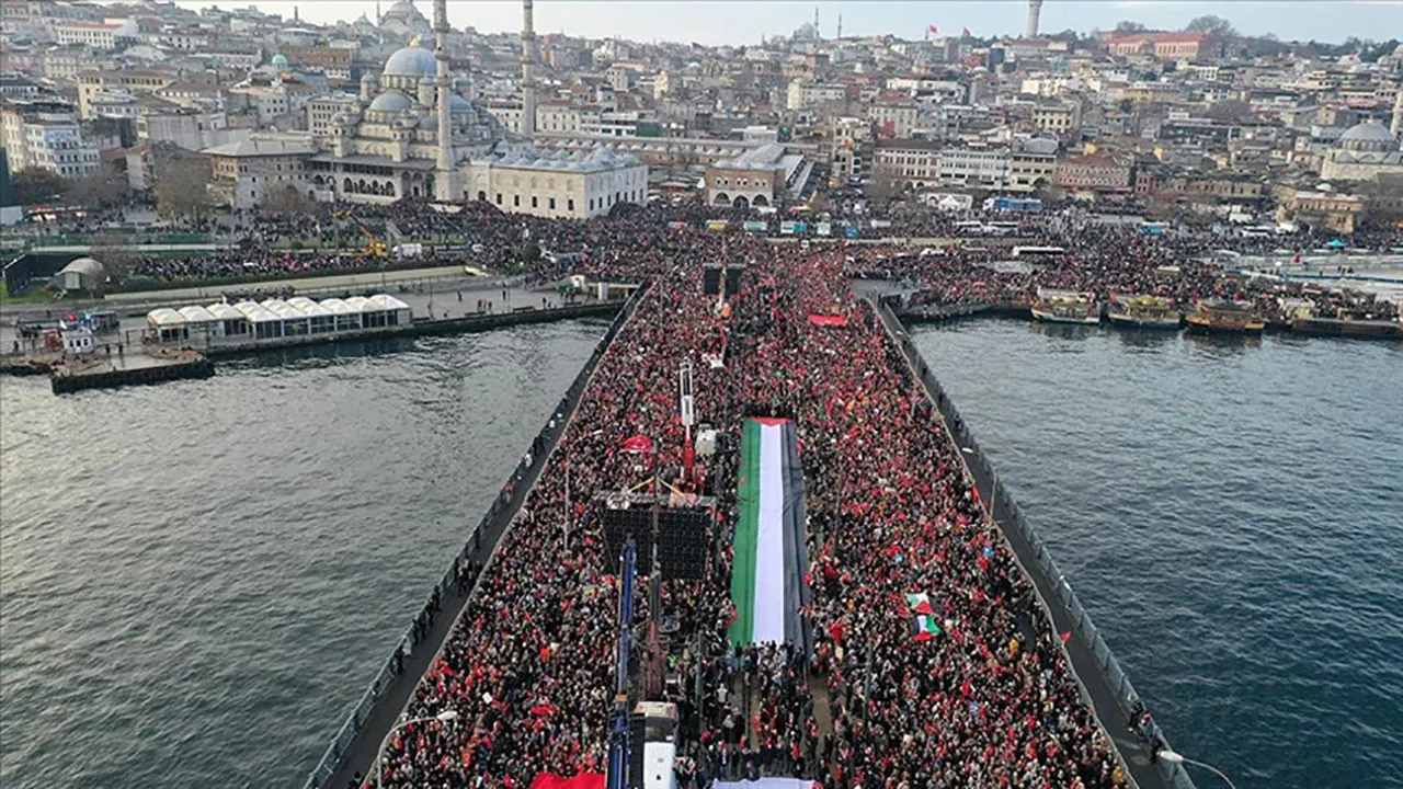 İstanbul’da Tarihi Sabah: 520 Bin Kişi Filistin İçin Galata Köprüsü’ne Akın Etti