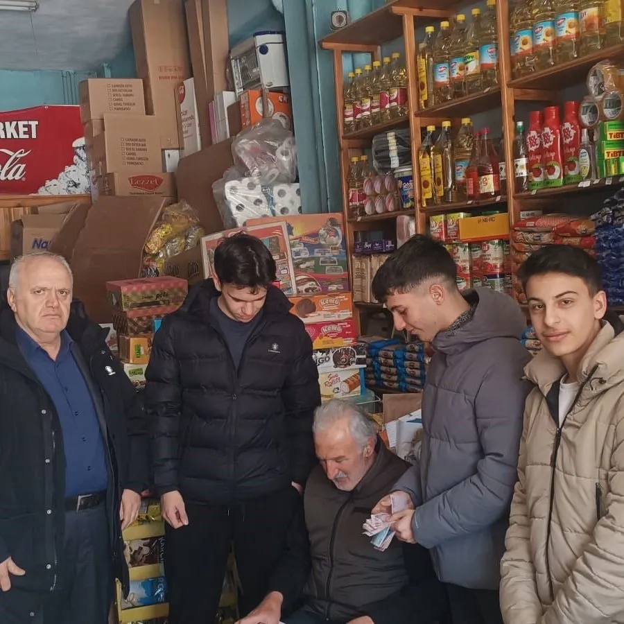 Erzurum’da Bir Grup Öğrenci Mahalle Bakkalının Tüm Borçlarını Ödedi
