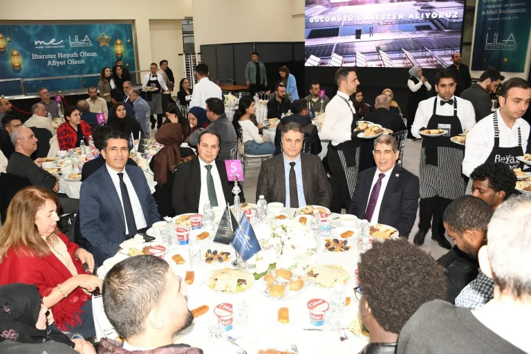 Dicle Üniversitesi’nde Vali ve Rektör Öğrencilerle Aynı Sofrada Buluştu