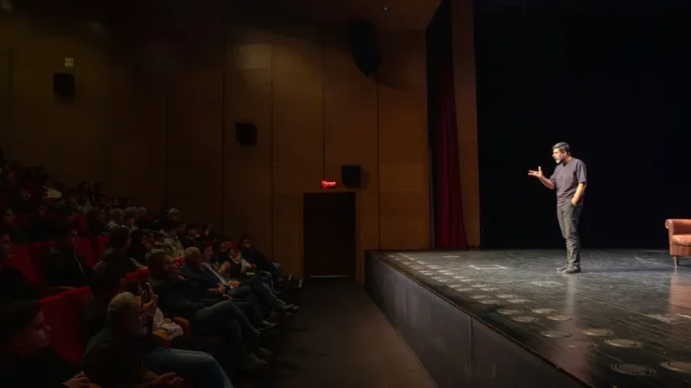 Diyarbakır’da Anadil Günü’ne Özel Kahkaha Tufanı: “Dawîya Dawî” Sahnelendi