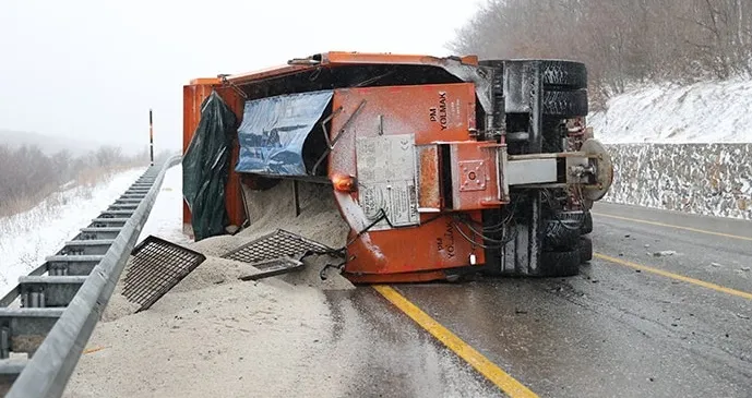 Van’da Acı Haber: Kar Küreme Aracı Devrildi, 2 Kişi Hayatını Kaybetti