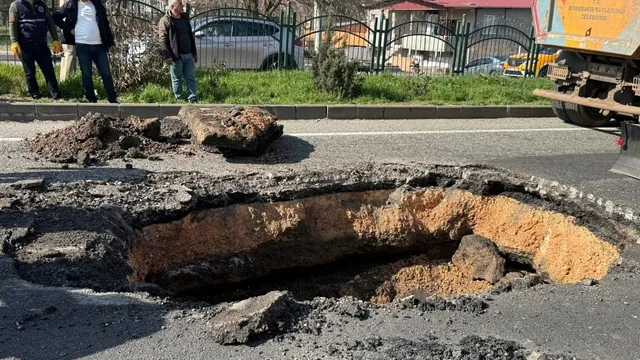 Diyarbakır-Silvan Karayolunda Yol Çökmesi