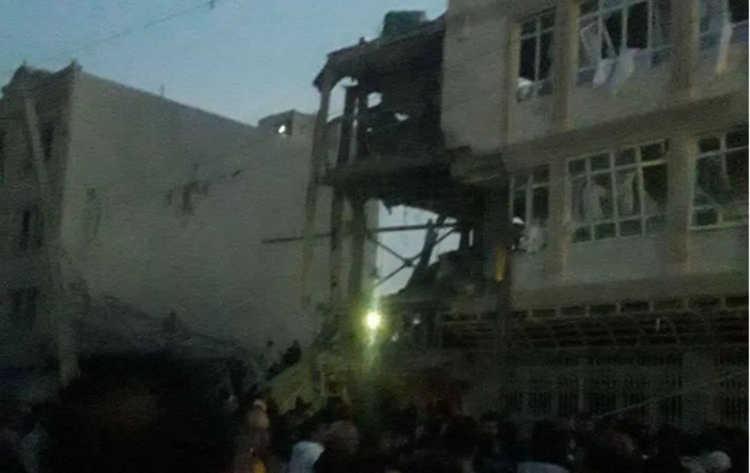 ABD ve İsrail Uçakları İran’da Sivil Yerleşimi Vurdu: Aynı Aileden 6 Ölü