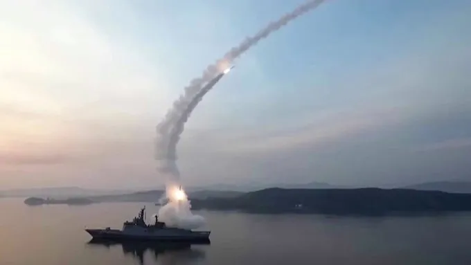 Kuzey Kore, Japon Denizi’ne 10 Balistik Füze Fırlattı!