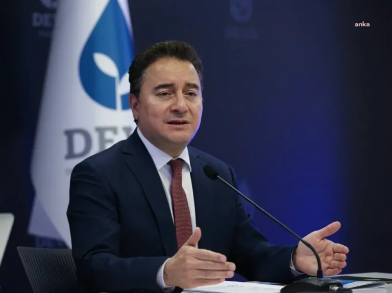 Babacan’dan Ekonomi Uyarısı: “9 Bin 900 Fabrika Kapandı, Büyük Çöküş Kapıda”