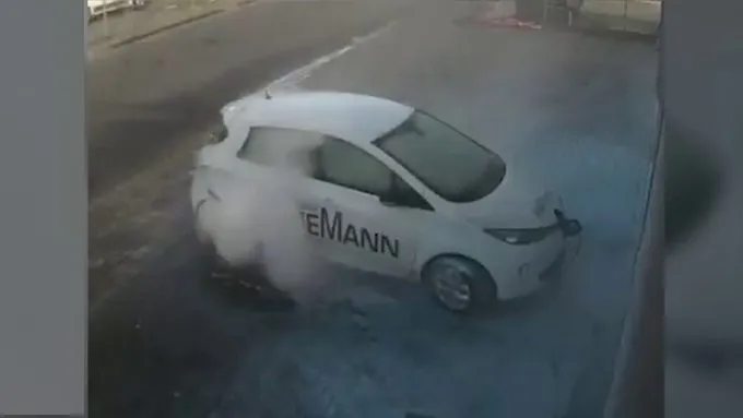 Almanya’da Elektrikli Otomobil Şarjda Patladı