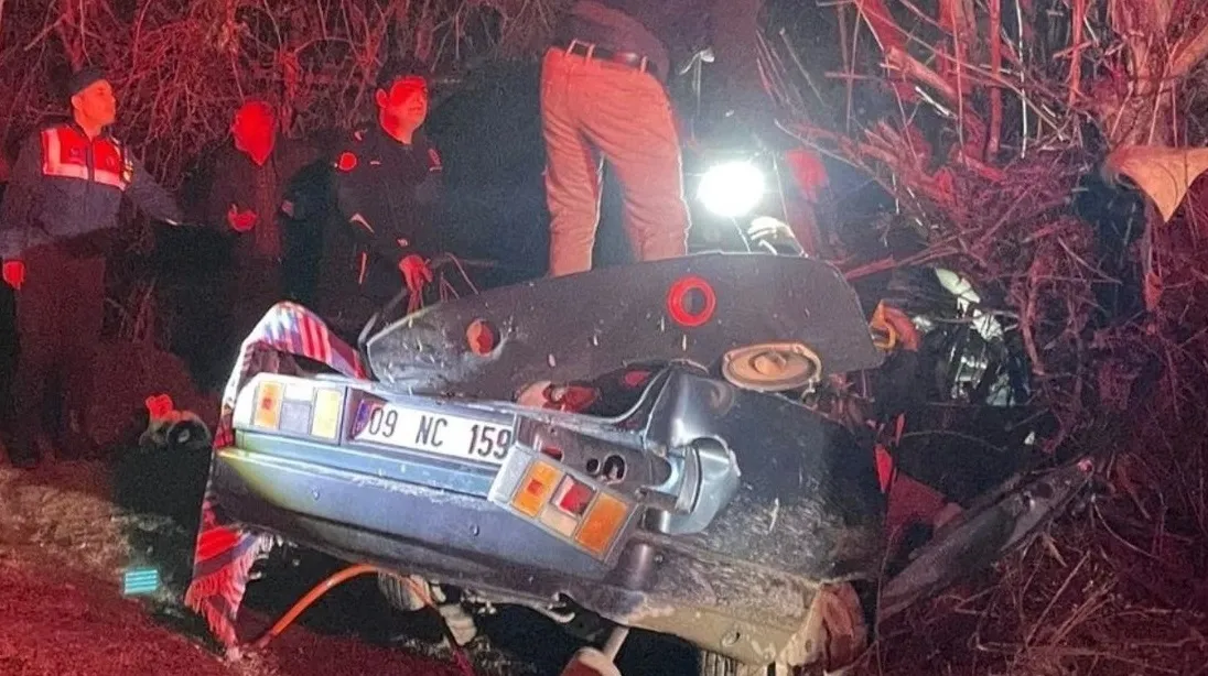 Korkuteli’de Feci Kaza: Ağaca Çarpan Otomobilde 3 Can Kaybı