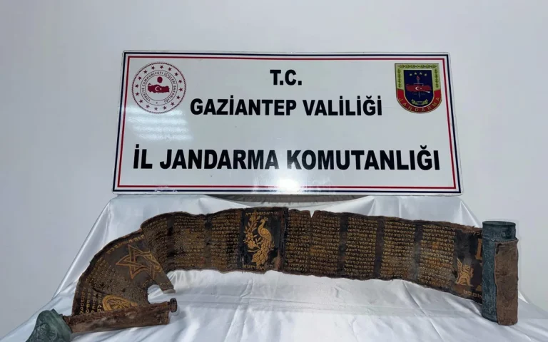 Piton Derisine Yazılı Altın İşlemeli İbranice Kitap Ele Geçirildi