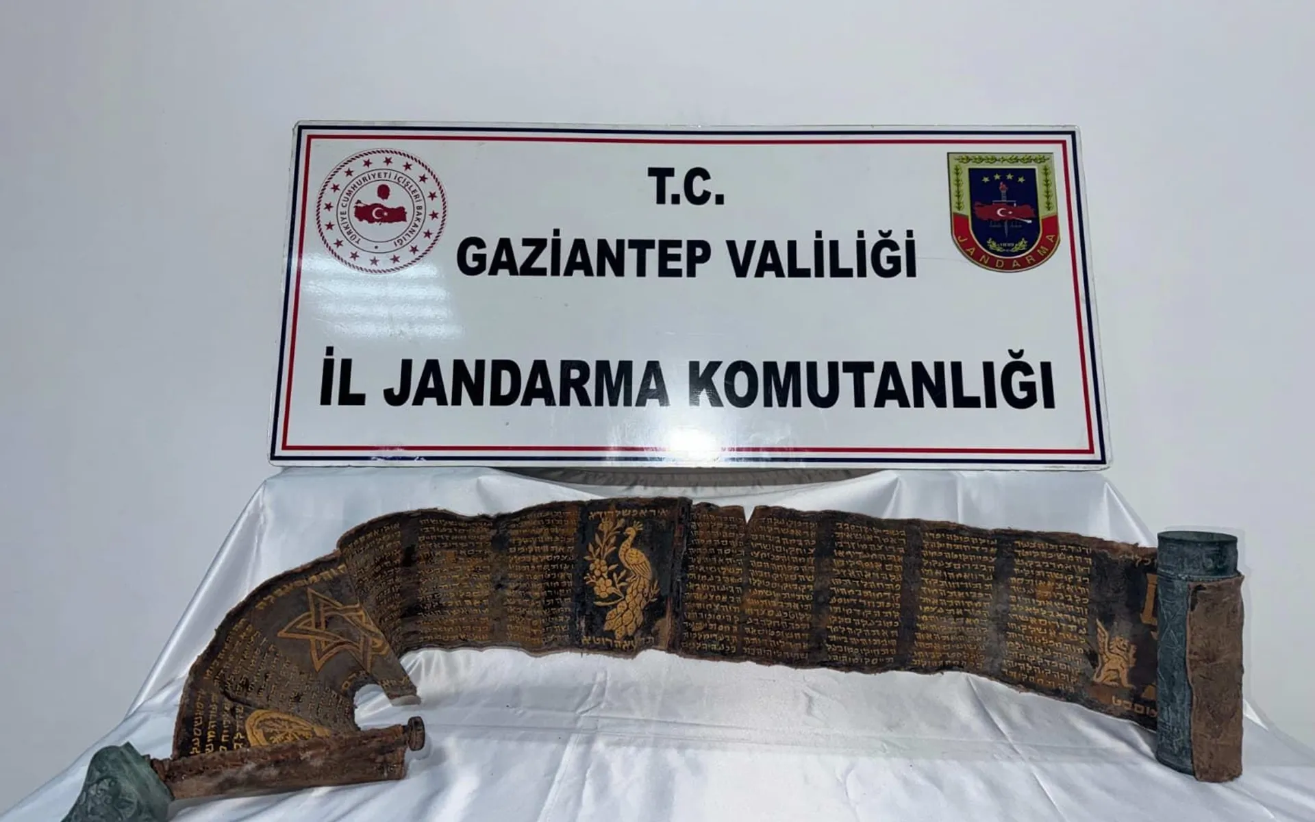 Piton Derisine Yazılı Altın İşlemeli İbranice Kitap Ele Geçirildi