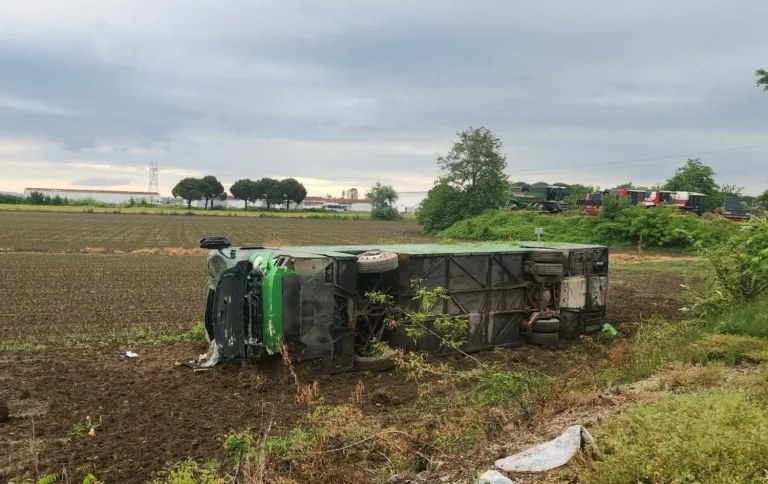 Çanakkale’de Tur Otobüsü Tarlaya Devrildi: 46 Yaralı!