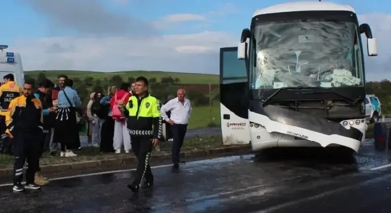 Aksaray-Nevşehir Kara Yolunda Tur Otobüsü Karşı Şeride Geçti: 16 Kişi Yaralandı