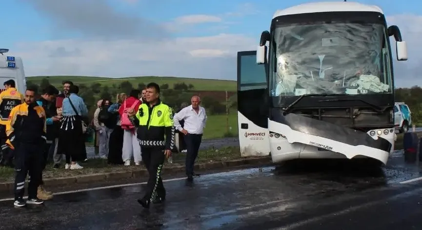 Aksaray-Nevşehir Kara Yolunda Tur Otobüsü Karşı Şeride Geçti: 16 Kişi Yaralandı