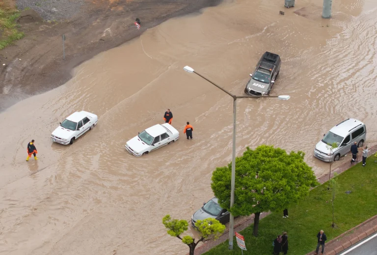 Türkiye Sağanağa Teslim: 1 Ölü, 5 Yaralı! Yollar Kapandı, Çarşıları Su Bastı