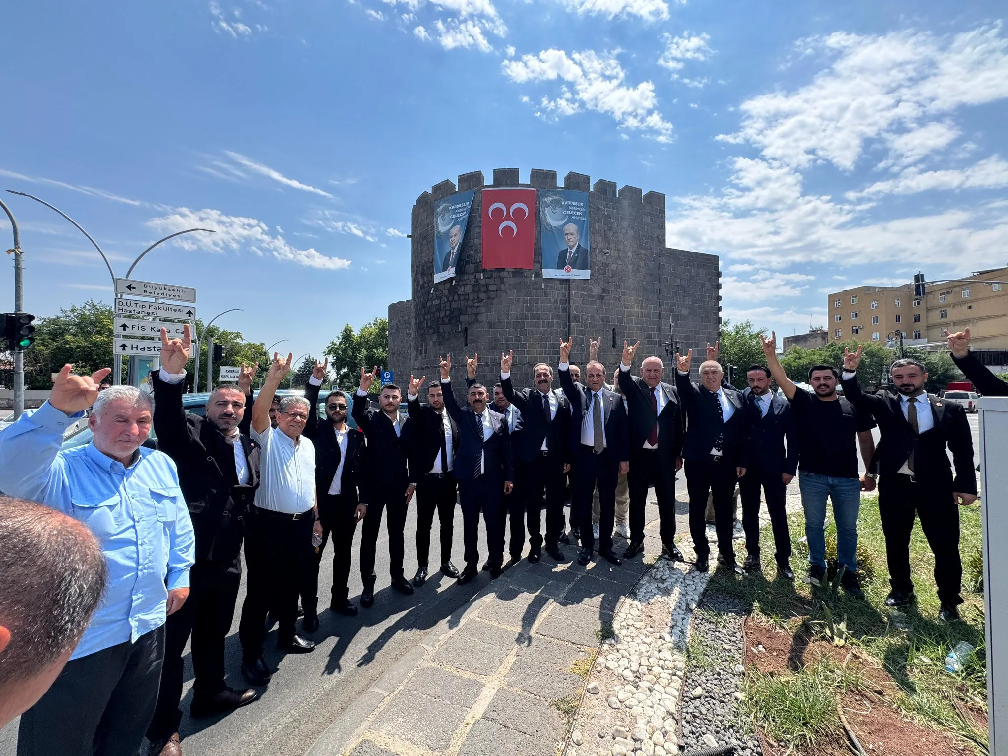 Diyarbakır’da Tarihi Anlar: MHP Heyeti Sur Surlarından Mesaj Verdi