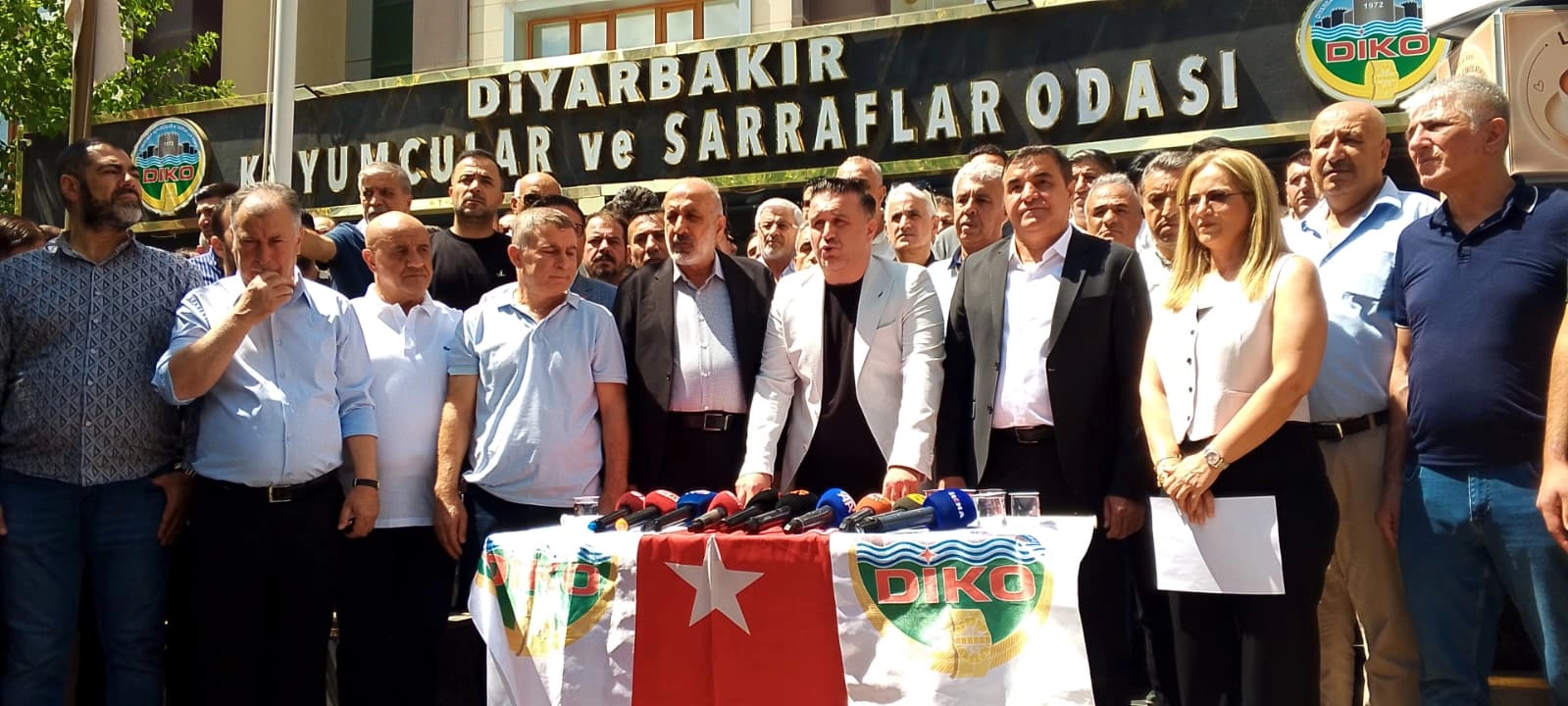 Diyarbakır Esnafından Silahlı Saldırıya ‘Kepenkli’ İsyan: “Çeteler Değil, Biz Kalacağız!”