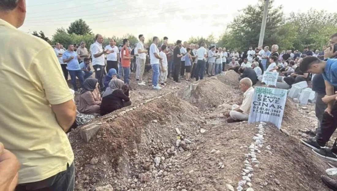 Aynı Aileden 5 Kardeş ve 2 Yeğen Yan Yana Toprağa Verildi