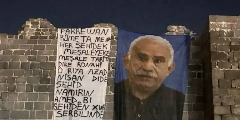 Diyarbakır surlarına Öcalan posteri asıldı!