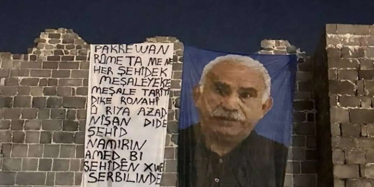 Diyarbakır surlarına Öcalan posteri asıldı!