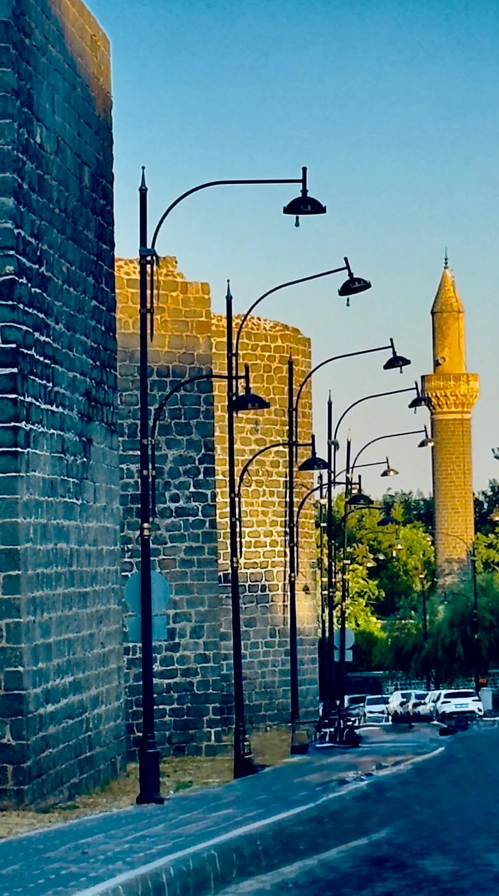 Diyarbakır Surları’nın Tarihi Silüeti Sokak Lambalarının Ardında Kaldı