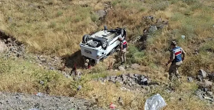Bingöl-Elazığ Karayolunda Korkutan Kaza: Hafif Ticari Araç Şarampole Yuvarlandı, 1’i Ağır 6 Yaralı