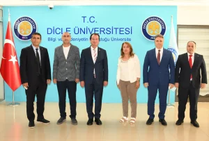 Dicle Üniversitesi’nde 17 Milyonluk Havuz Mesaisi: Hastalar Betonda, Yönetim Plakette!